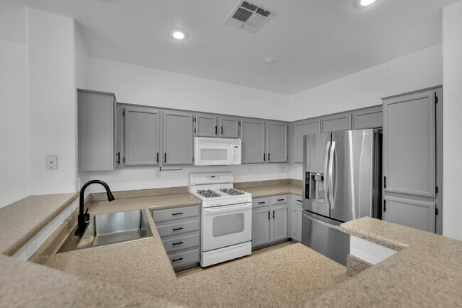 Building Photo - Beautiful 3-bedroom, 2-bathroom condo loca...