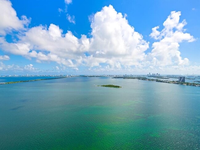 Building Photo - 700 NE 24th St