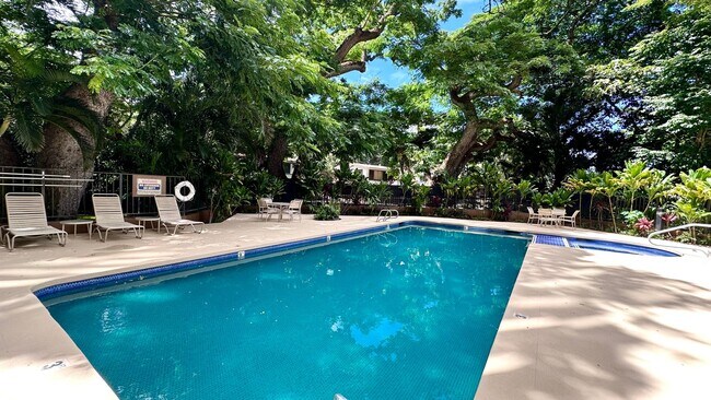Building Photo - 2 BED/1 BATH/1 PRKG with Lanai & WASHER/DR...