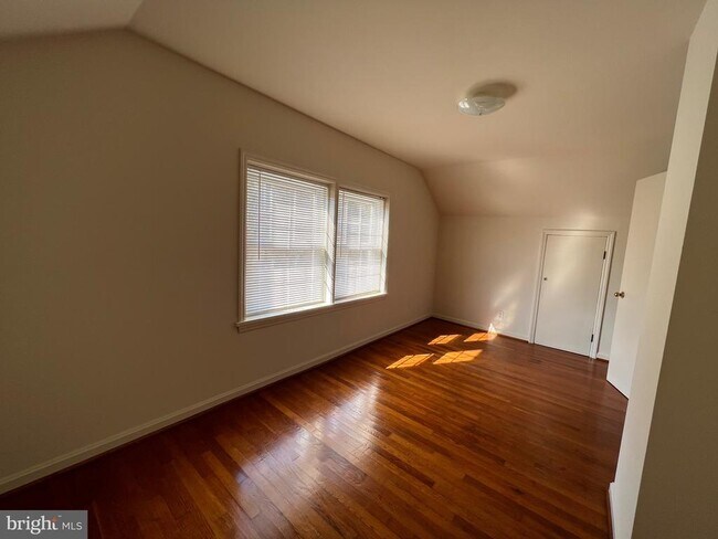 Building Photo - 212 Morton St