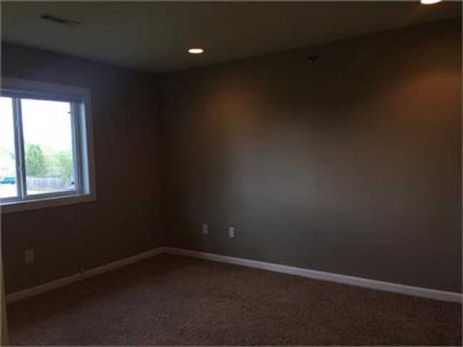 Building Photo - 142-156 Goldenrod