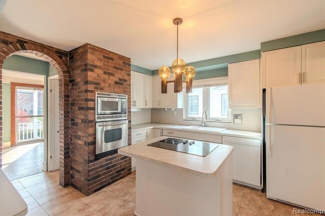 Building Photo - 613 E Lincoln Ave