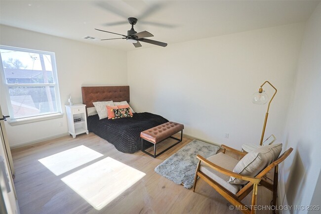 Building Photo - 108 W 2nd St