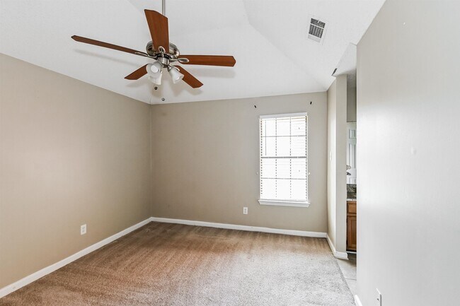 Building Photo - 6583 Shaker Ln