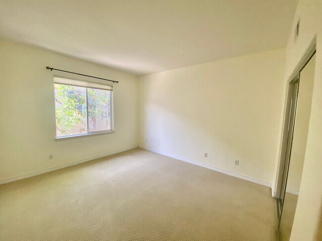 Building Photo - Elegant 5 Bedroom Home With Sweeping Staircase and Tons of Space!