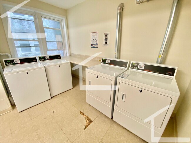 Building Photo - Large 2 Bed Available NOW!!!