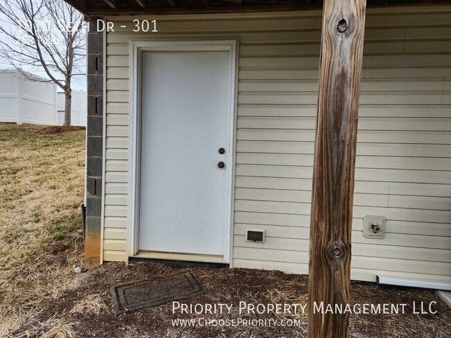 Building Photo - 1010 Seth Dr