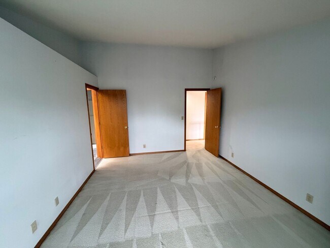 Building Photo - Wonderful 4 bedroom in desirable Hillsboro neighborhood.