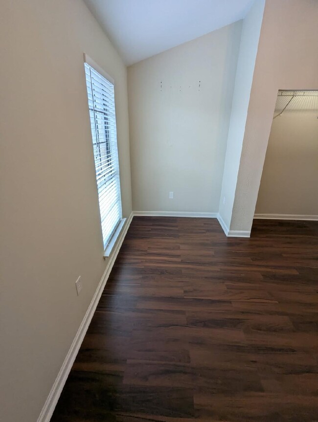 Building Photo - 421 Longwood Ct