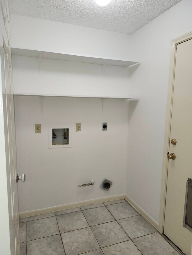 Building Photo - 2118 Hickory Lawn Dr