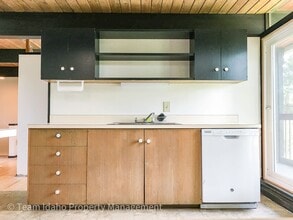 Building Photo - Taylor Ave Tri-Plex