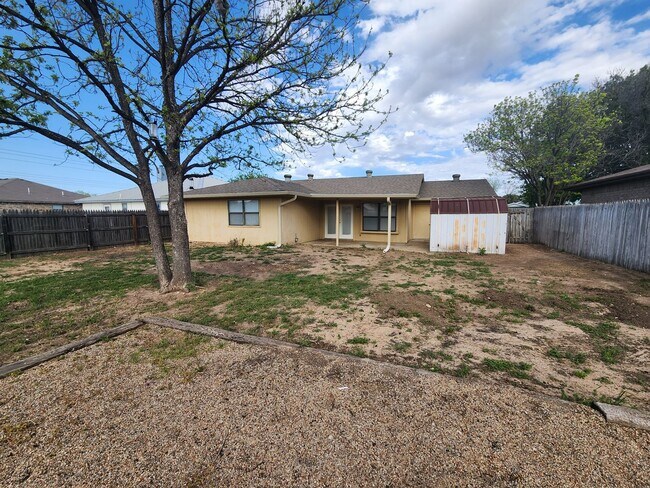 Building Photo - Welcome to your dream home! Beautiful 3 be...