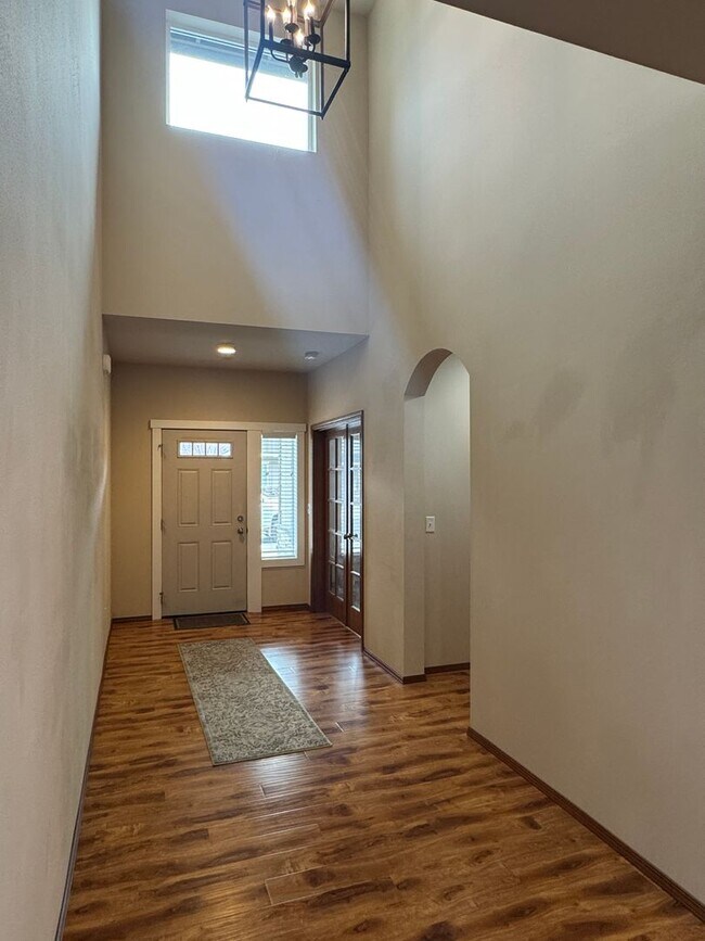 Building Photo - Spacious Vista View Home for Lease