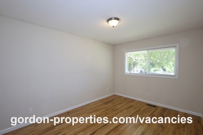 Building Photo - 10851 SE Garrett Dr