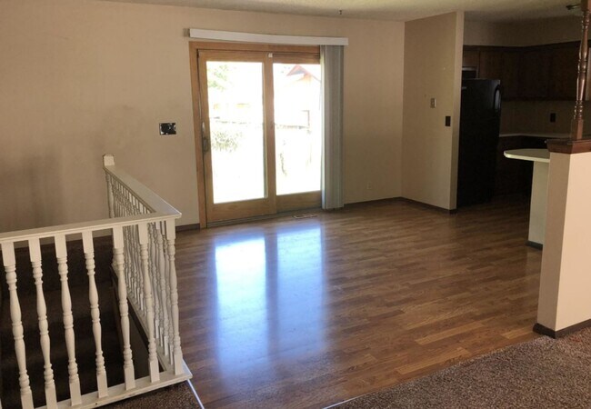 Building Photo - HUGE 4 bedroom 3 bath house for rent