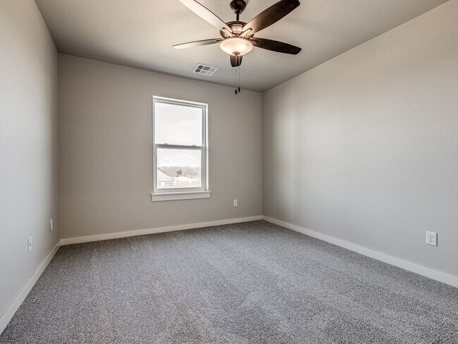 Building Photo - Newer Beautiful home in East Edmond + 4 Be...