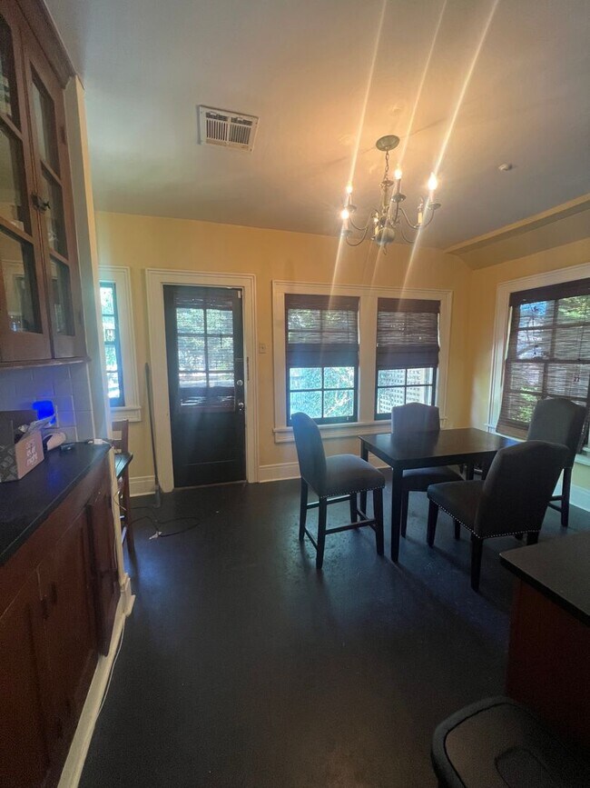 Building Photo - 6 BR Home on Broadway with Pool, Available for Next School Year!