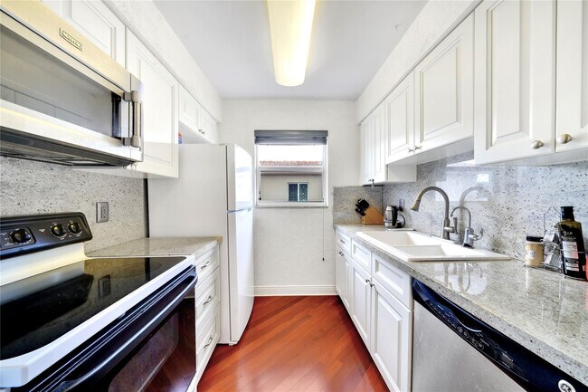 Building Photo - 2701 Middle River Dr