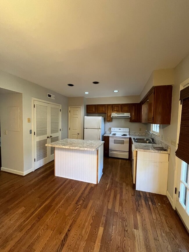 Building Photo - 2 Bed/ 1.5 Bath Townhome walking distance to Belmont, Minutes to Vandy