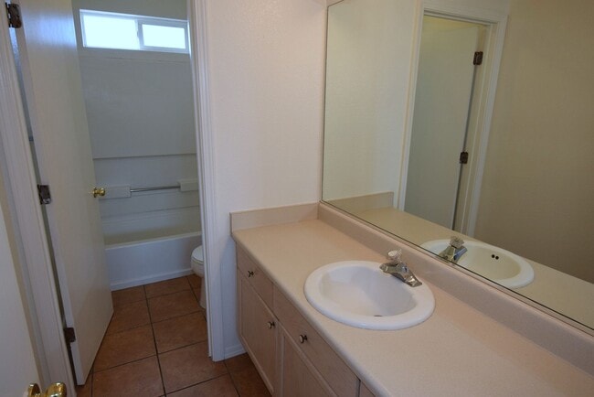 Building Photo - Great location! Nice 3Br, 2.5Ba Near Alame...