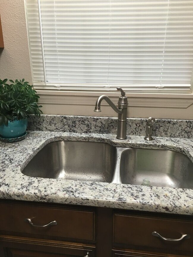 Building Photo - Welcome to your new home in the heart of Russellville, AR!