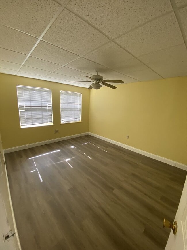 Building Photo - Large 2 bedroom 2 bath Condo