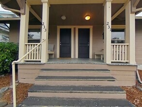 Building Photo - 1 Bedroom Duplex ~ Close to Campus ~ Small...