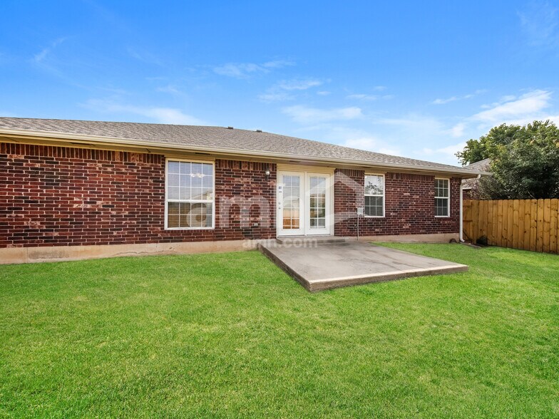 Building Photo - 4129 Queens Dr