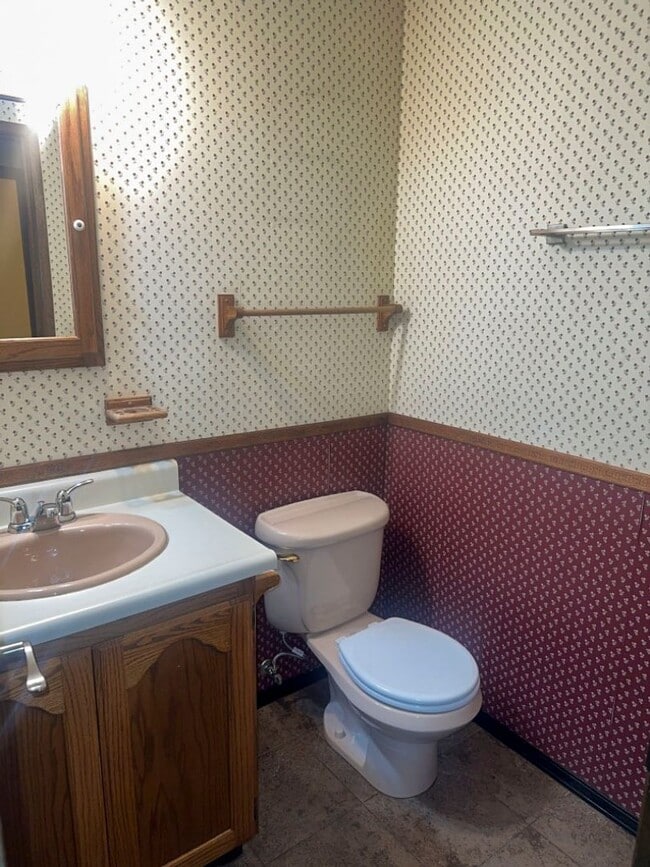 Building Photo - Pet-Friendly AMAZING Home Close To Town, Yet Private And Peaceful!