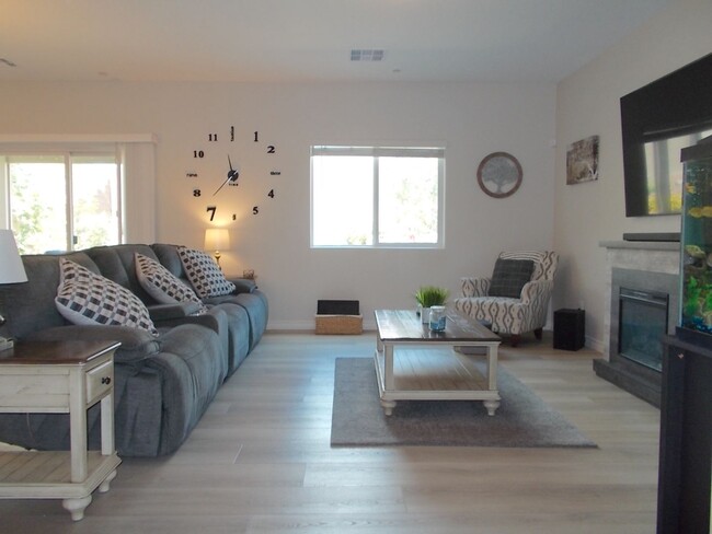 Building Photo - Beautiful 4 Bedroom Home