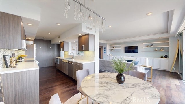 Building Photo - 818 N Doheny Dr