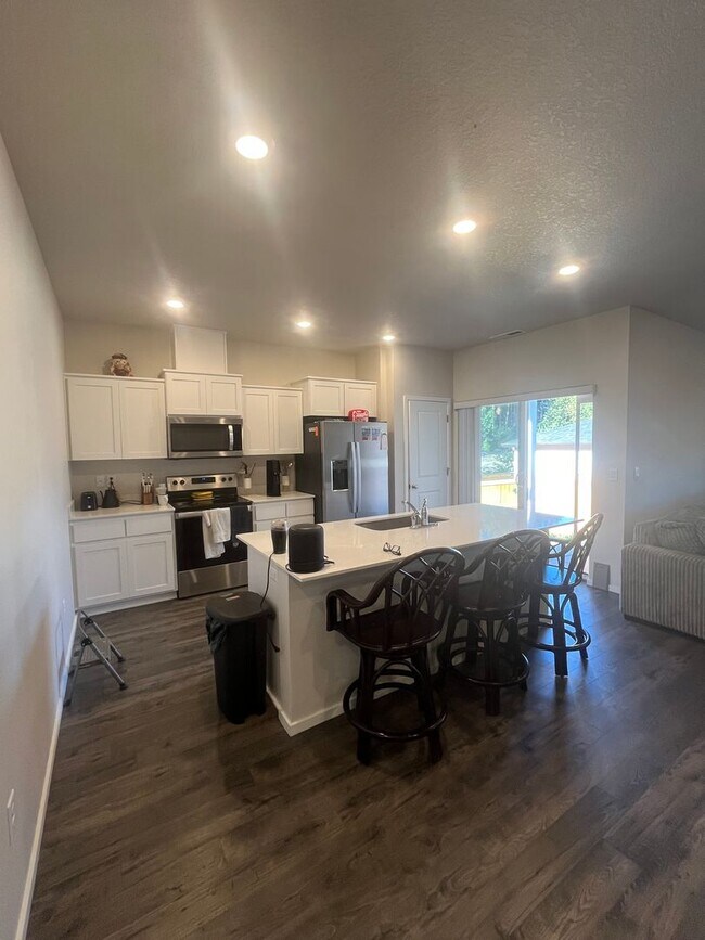 Building Photo - 3-Bedroom 2-Bathroom home in Lowell