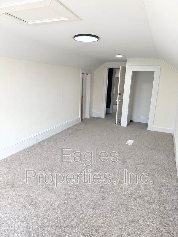 Building Photo - 512 N Pineview Ave