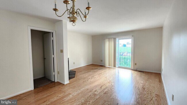 Building Photo - Arlington Townhouse With Attached Garage!