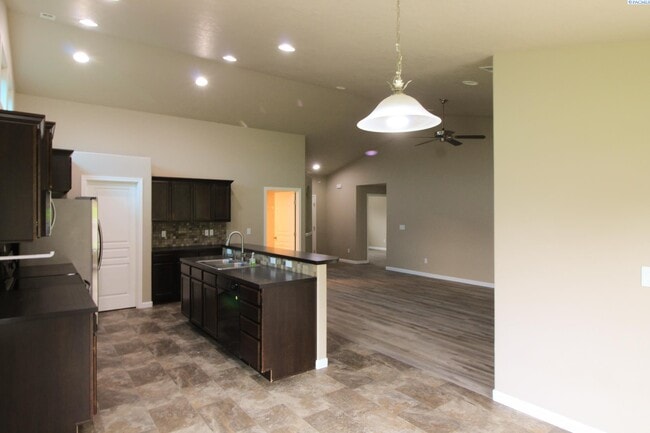 Building Photo - 3 bedroom, 2 bath home in Pasco