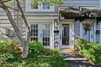 Building Photo - 2 Bed 2.5 Bath Right off Cherry Street!!