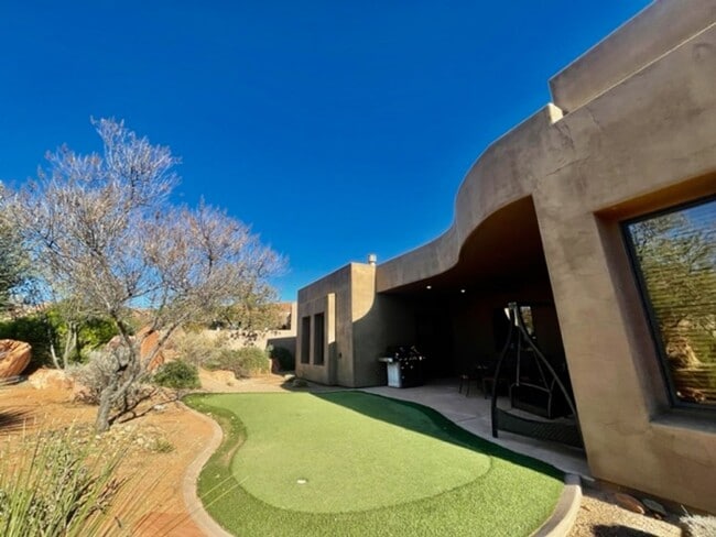 Building Photo - Beautiful Fully Furnished home in an Exclu...