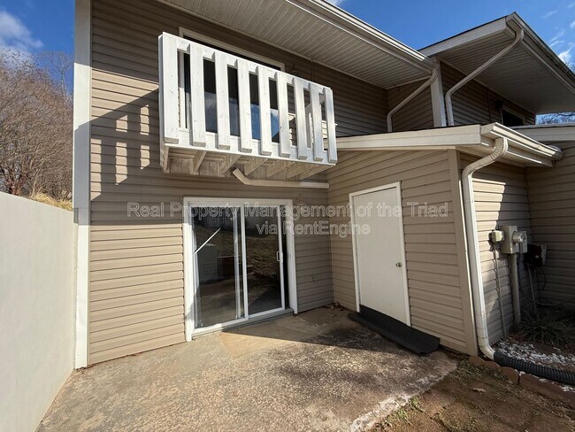 Building Photo - 2425 Tantelon Pl