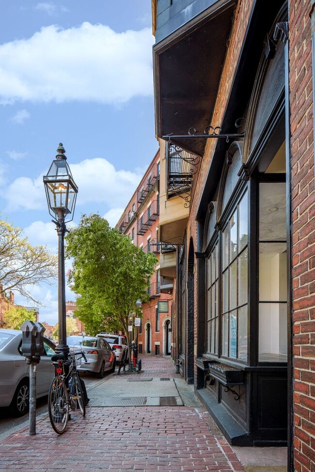 Building Photo - Nice studio in Beacon Hill