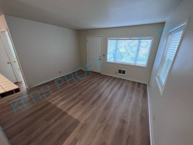 Building Photo - FREE RENT! Charming 2-Bed Duplex in Vibrant SE Portland – Cozy 660 Sq Ft Gem!