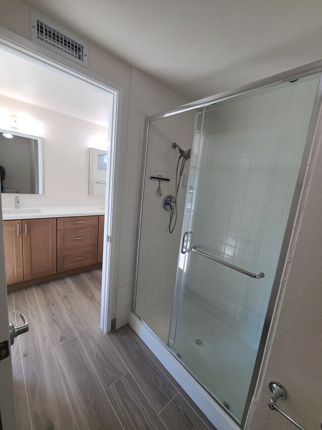 Building Photo - Spacious Two story 3 bed 2.5 baths + 2 car garage in great school district.