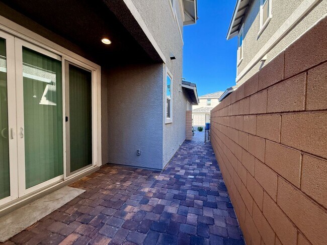 Building Photo - 3 BED 2.5 BATH 2 CAR GARAGE MODERN TOWNHOM...