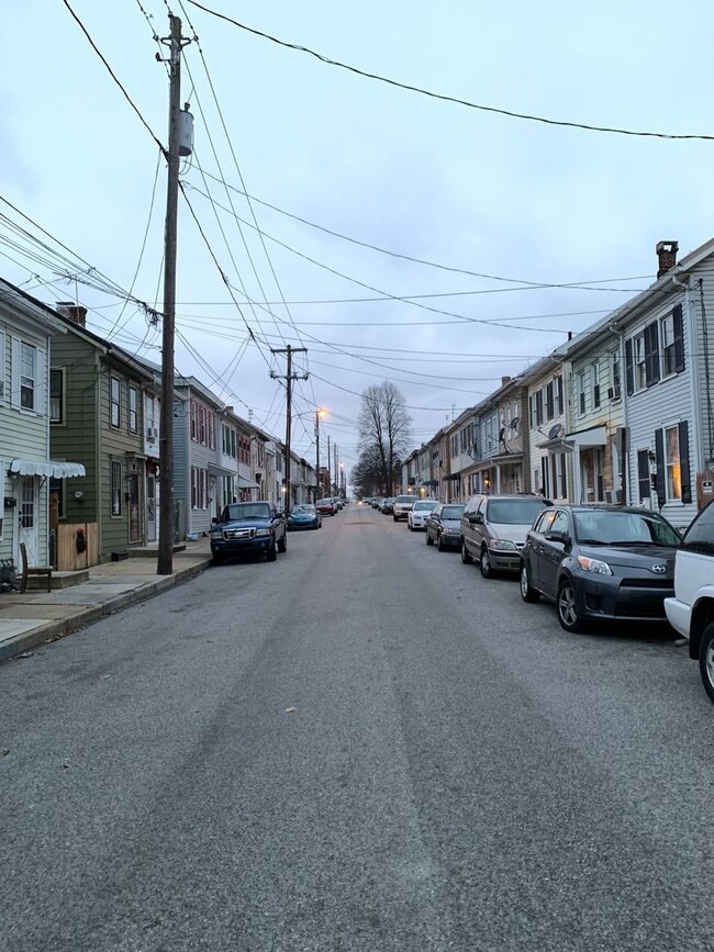 Building Photo - Newly Renovated 2 Bedroom with a walk-through Home in Carlisle