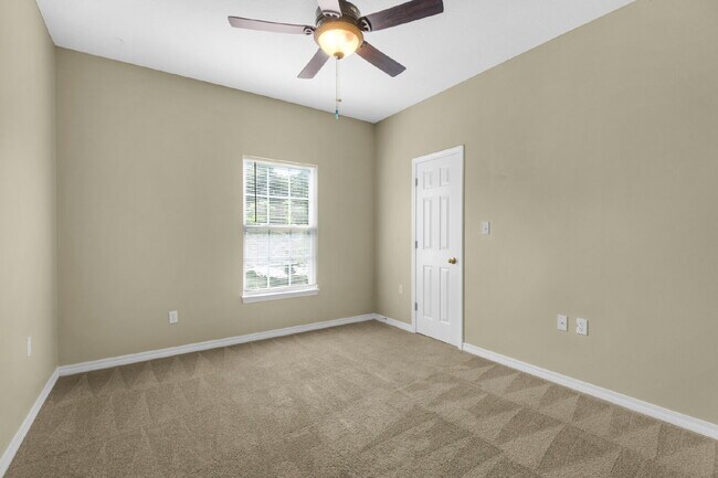 Building Photo - "Charming 3-Bedroom Townhouse Oasis in For...