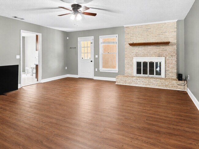 Building Photo - 127 Pine Bluff Dr