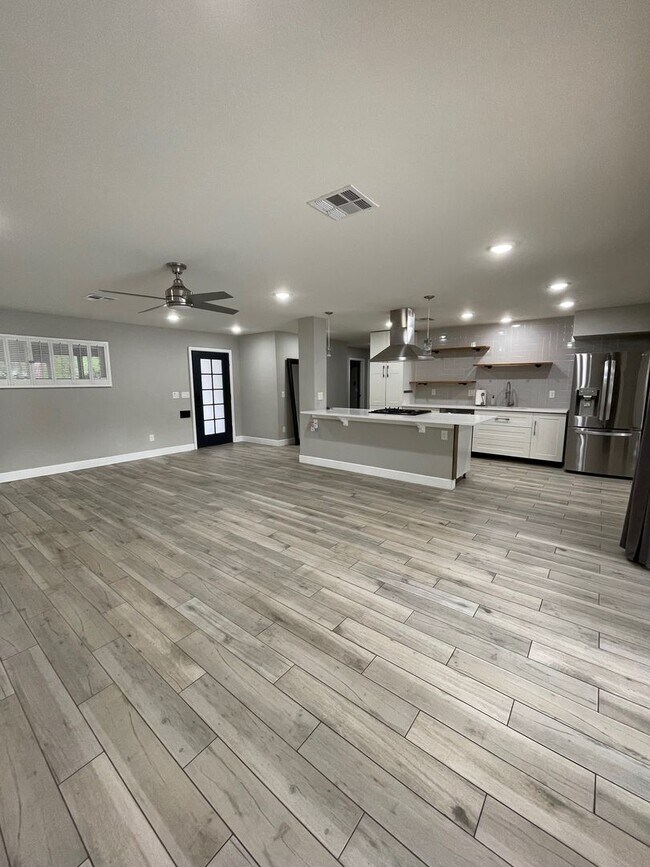 Building Photo - Beautiful Home available to lease!