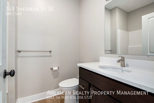 Building Photo - 749 Sherman St SE