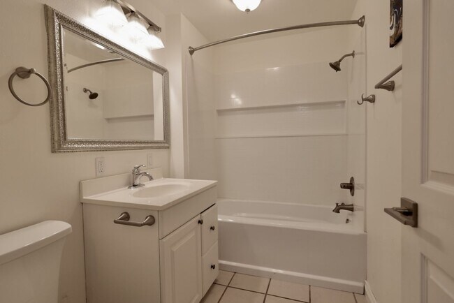 Building Photo - 2BR/2BA Downstairs Duplex with Parking and W/D