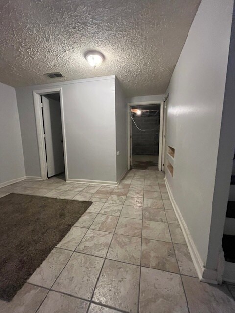 Building Photo - 3 bedroom 1.5 Bathroom