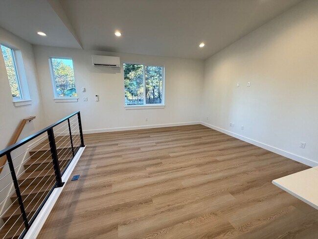 Building Photo - Brand New Modern 2 Bed/ 1 Bath Triplex - Larkspur